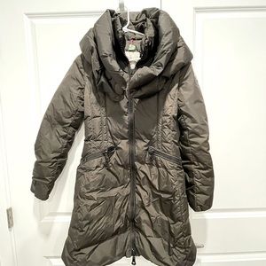 Moncler Womens Puffer Jacket size 0 olive green